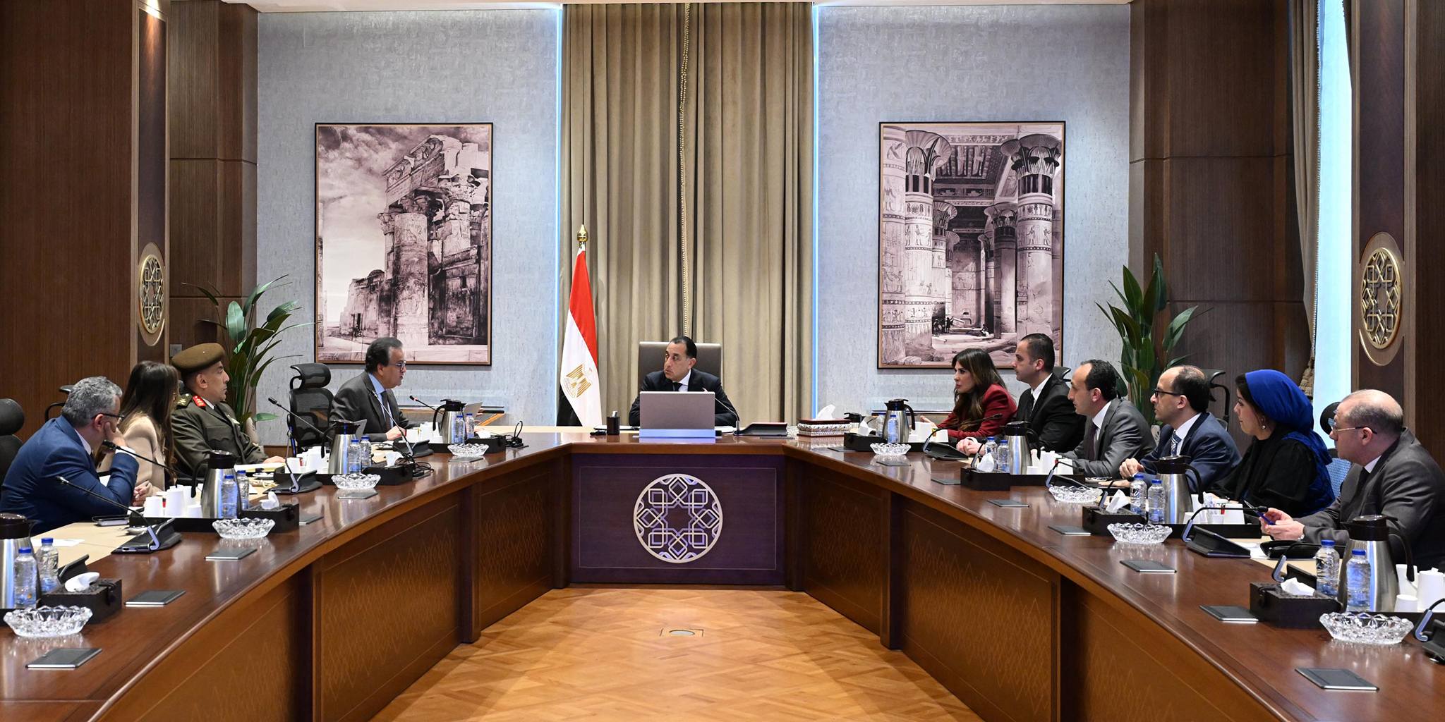 رئيس مجلس الوزراء يجتمع مع وزير الصحة والسكان