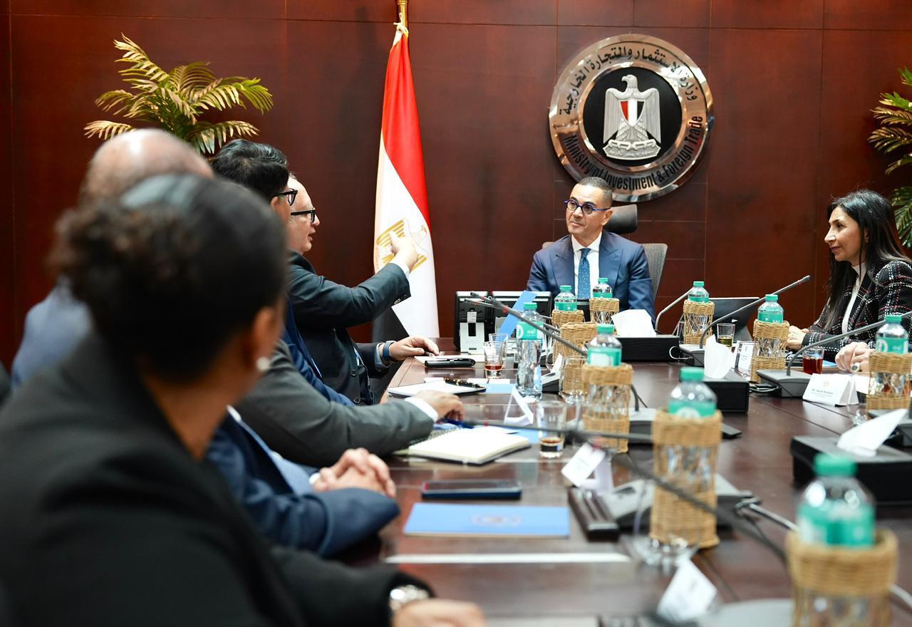 وزير الاستثمار يجتمع مع وفد شركتي ايفولف وستونيكس