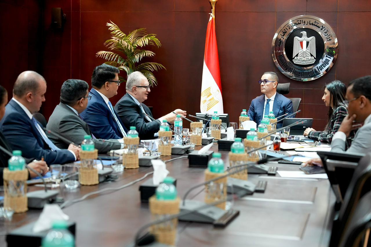 وزير الاستثمار يجتمع مع وفد شركتي ايفولف وستونيكس