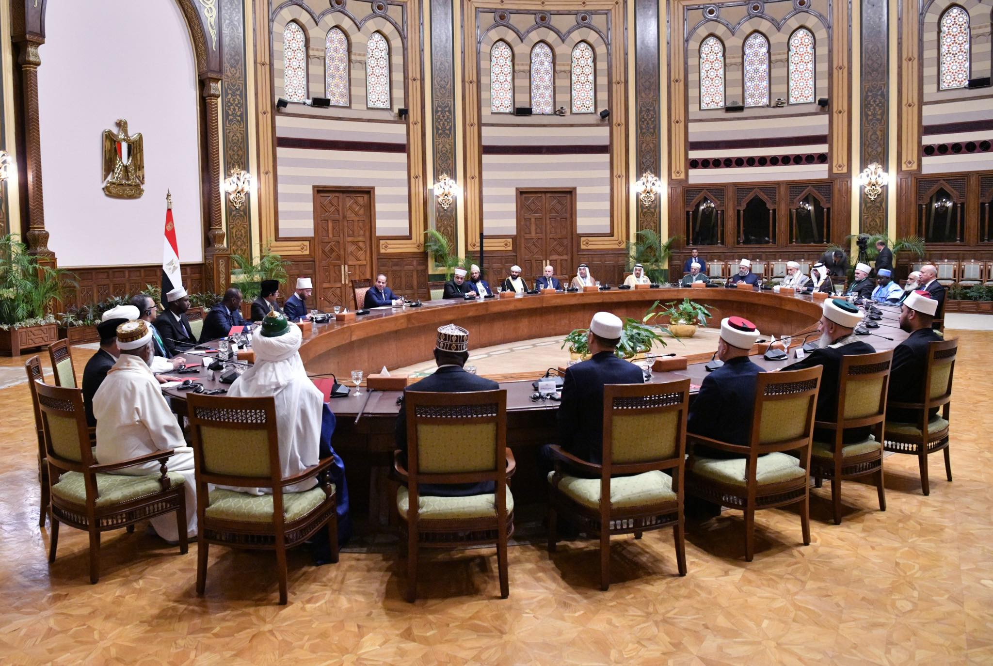 السيسى يستقبل نخبة من المشاركين فى فعاليات المؤتمر الدولى الـ36 للمجلس الأعلى للشؤون الإسلامية