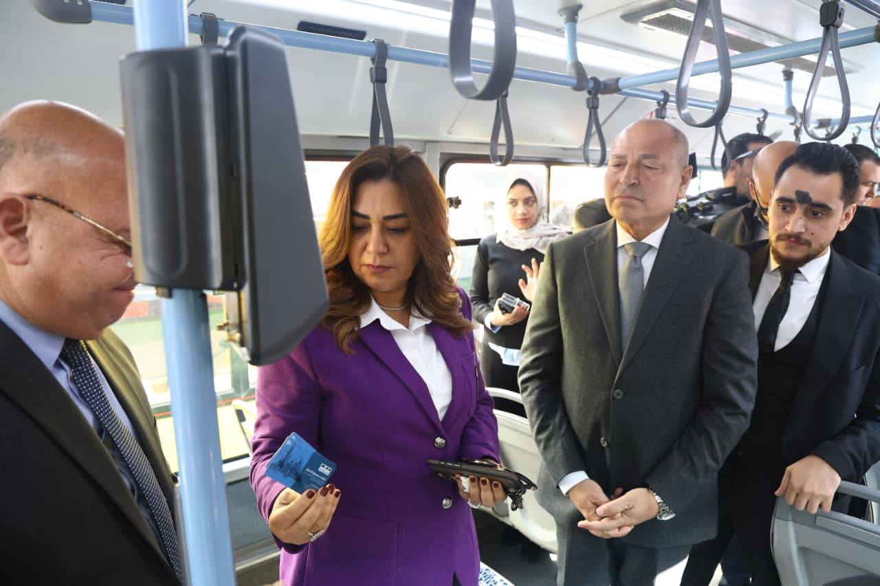 تطبيق منظومة الدفع الإلكتروني للتذكرة في 300 أتوبيس