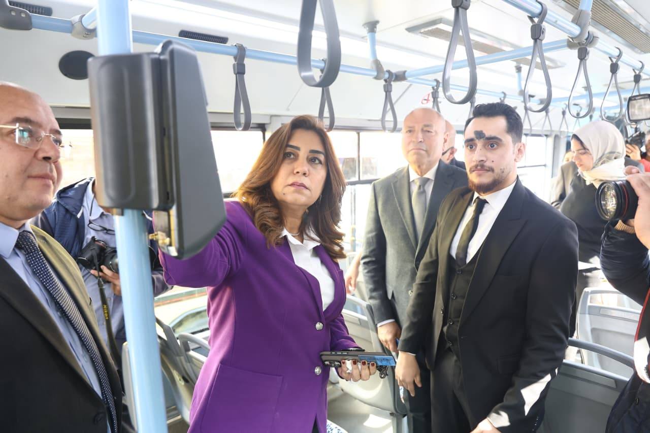 تطبيق منظومة الدفع الإلكتروني للتذكرة في 300 أتوبيس