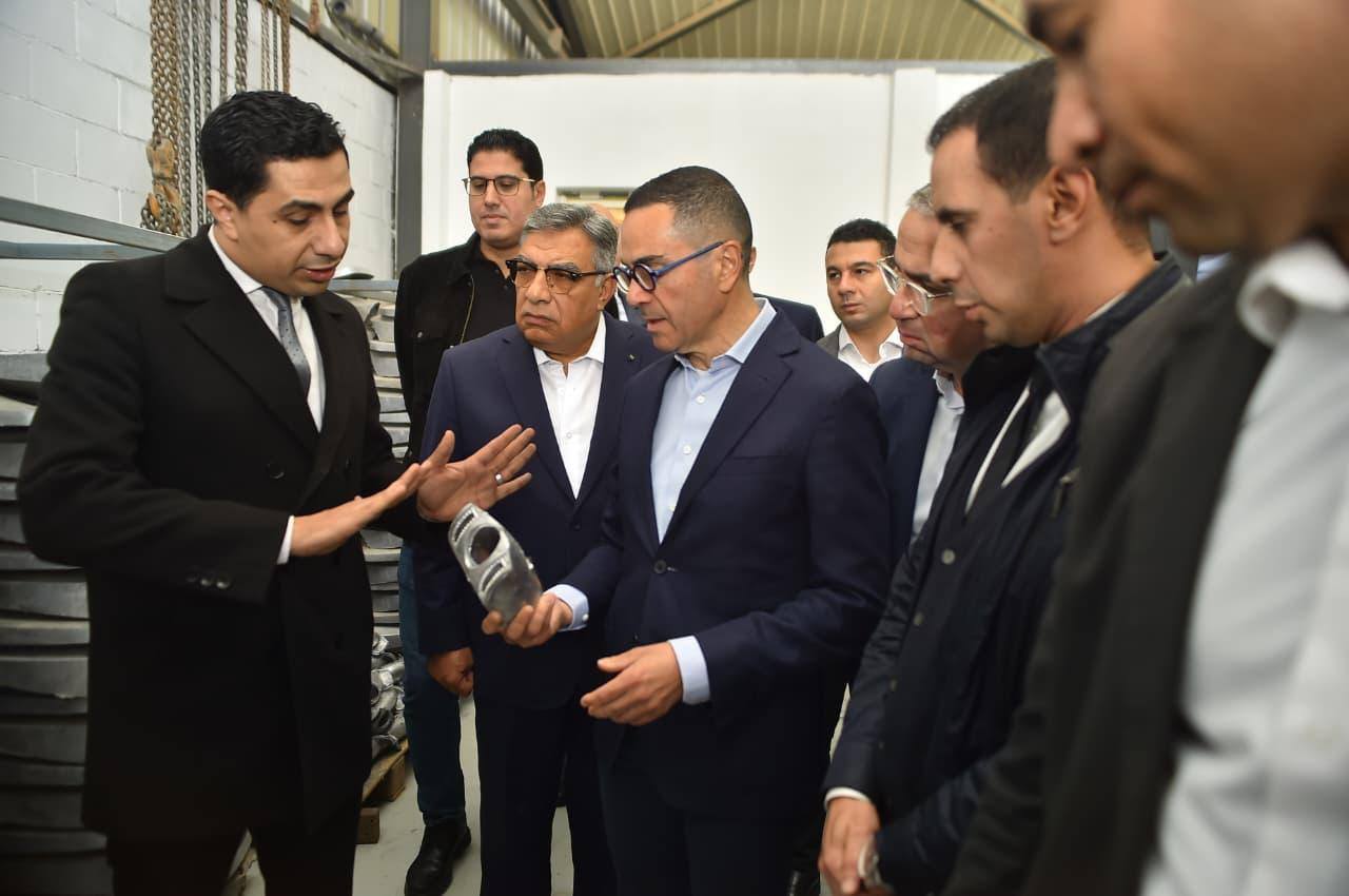وزير الاستثمار يتفقد عدد من المصانع العاملة بميت غمر