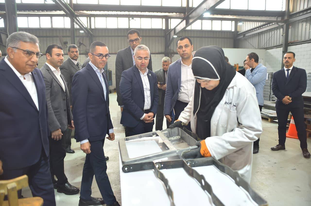 وزير الاستثمار يتفقد عدد من المصانع العاملة بميت غمر