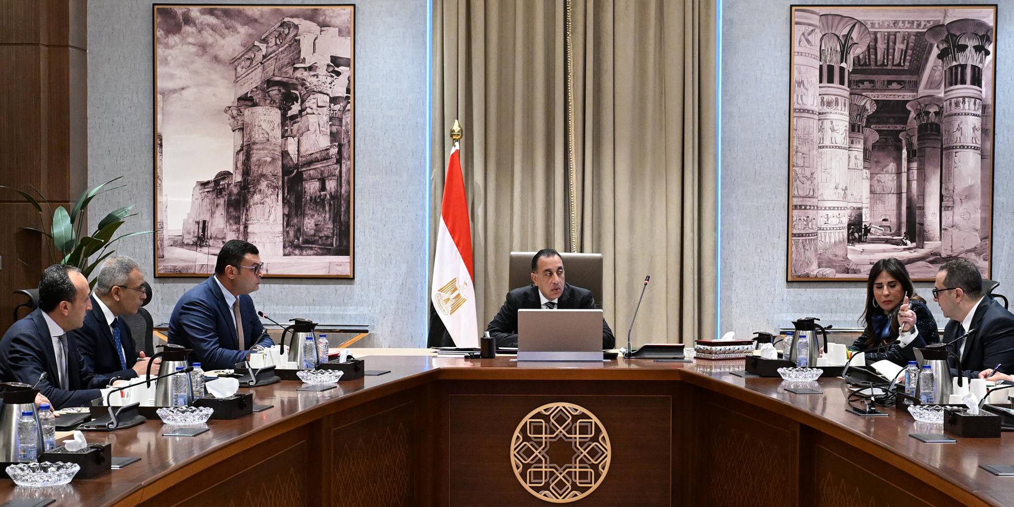 رئيس الوزراء يجتمع مع وزير الإسكان