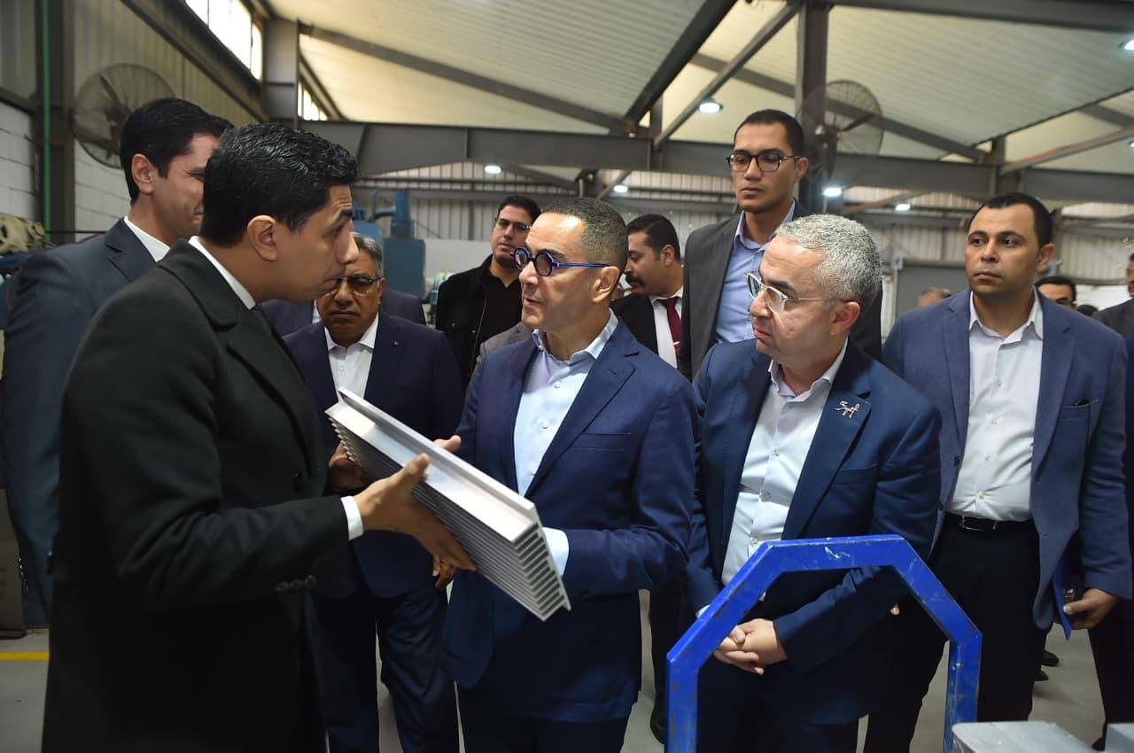وزير الاستثمار يتفقد عدد من المصانع العاملة بميت غمر