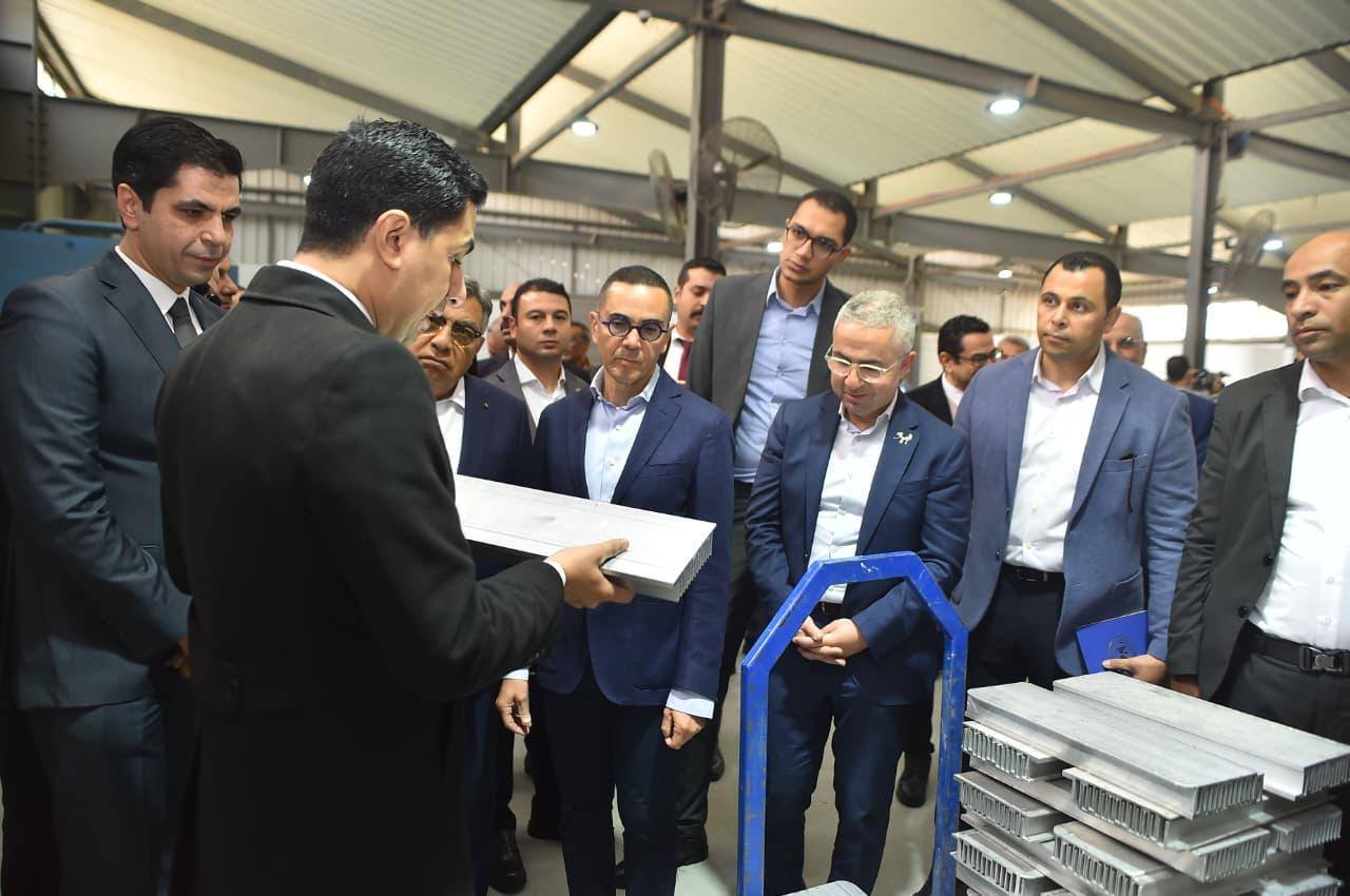 وزير الاستثمار يتفقد عدد من المصانع العاملة بميت غمر