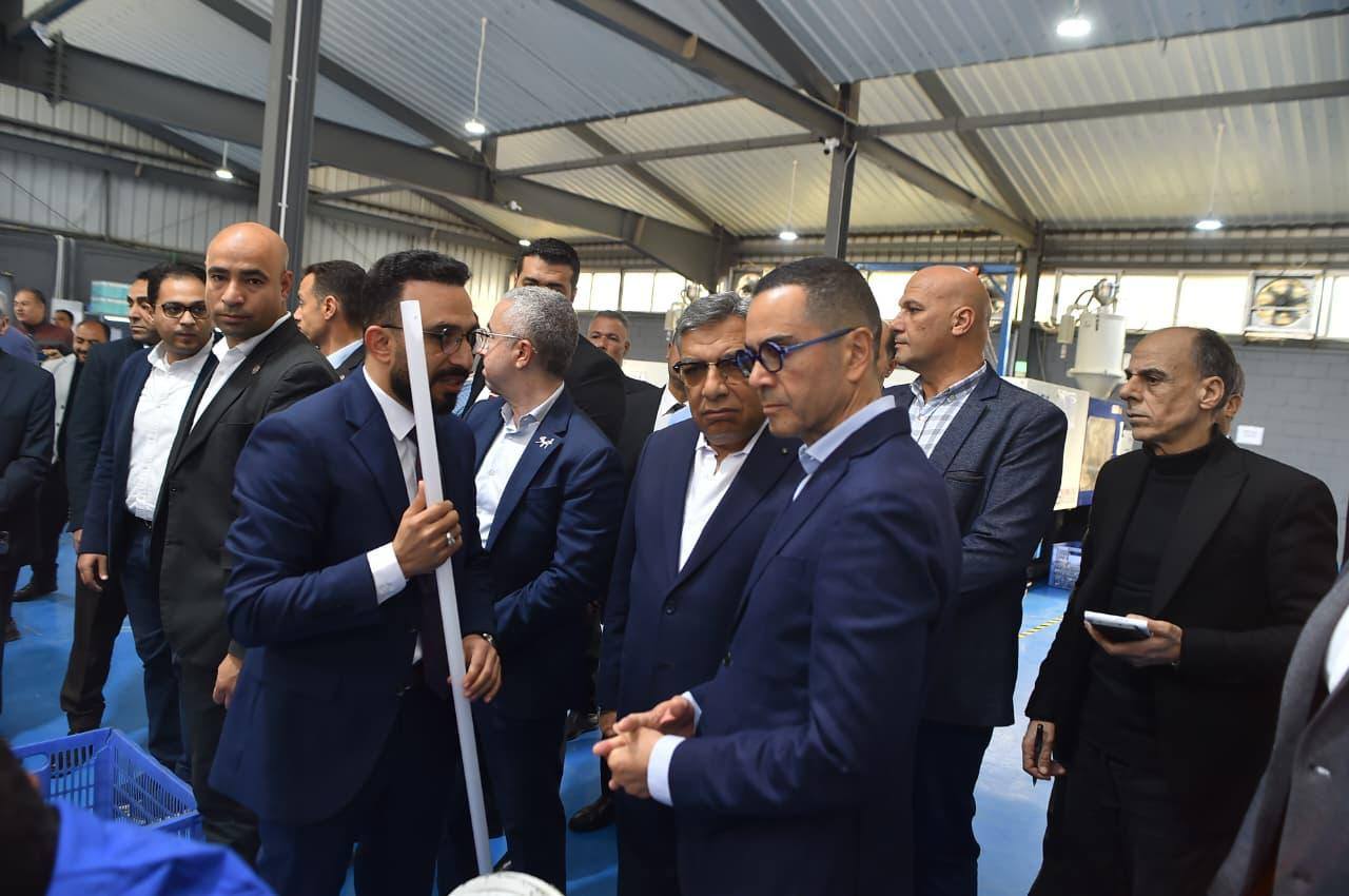 وزير الاستثمار يتفقد عدد من المصانع العاملة بميت غمر