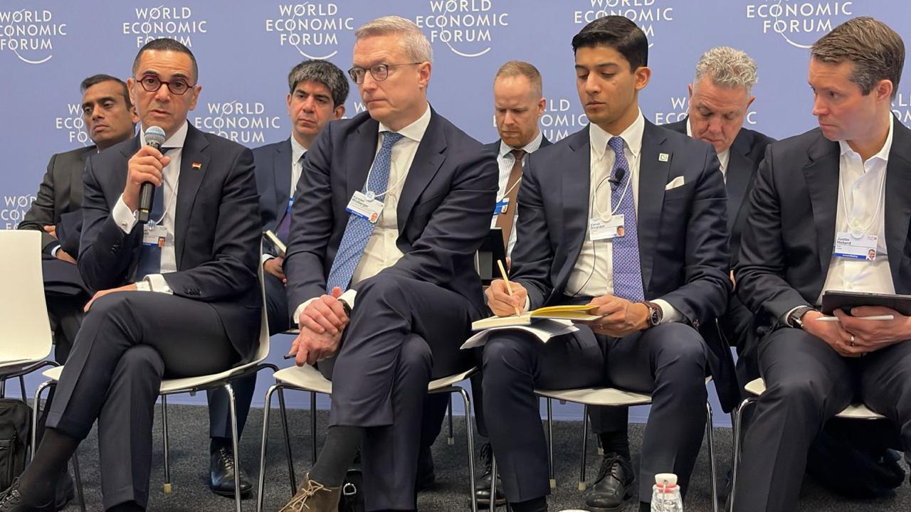 وزير الاستثمار يشارك في جلسة نقاشية حول البنية التحتية الذكية