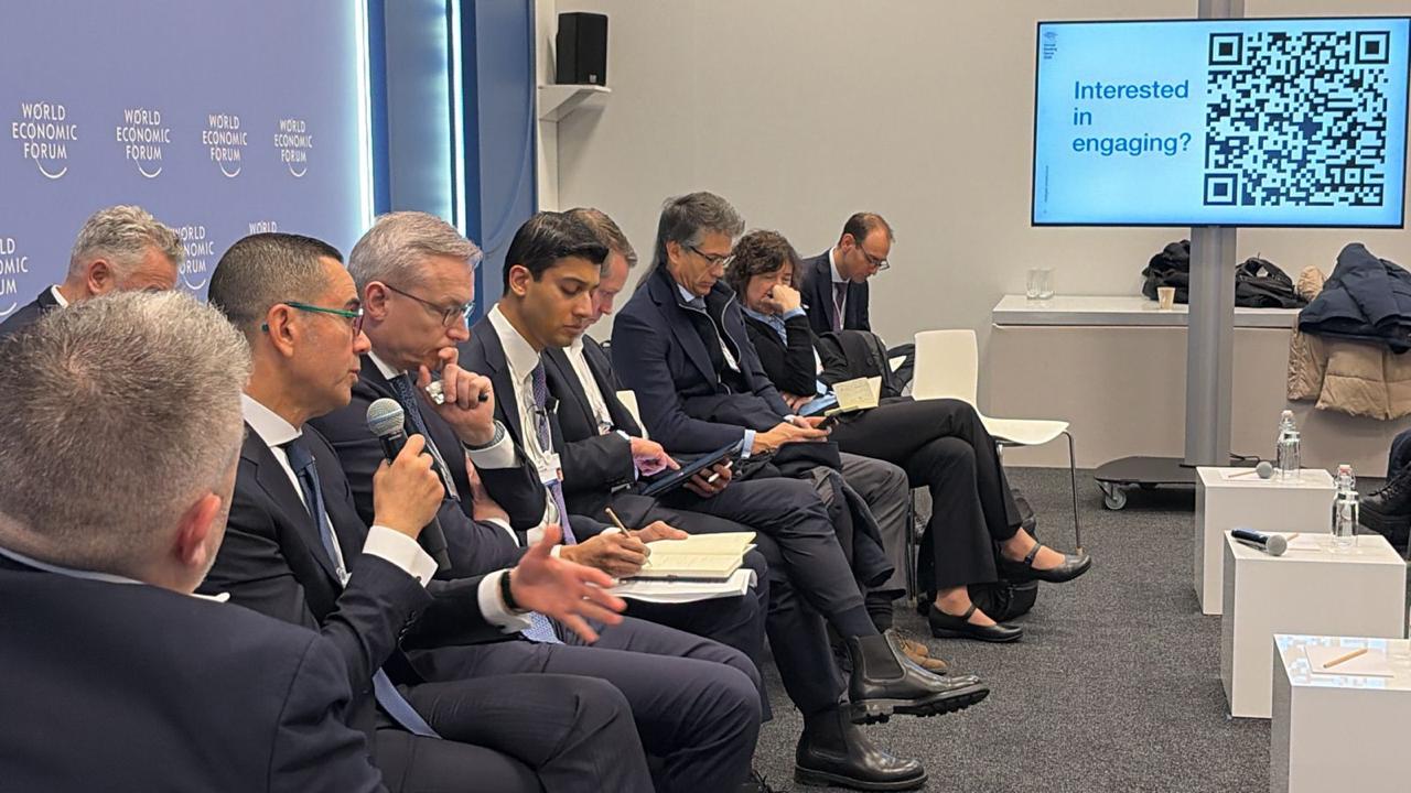 وزير الاستثمار يشارك في جلسة نقاشية حول البنية التحتية الذكية