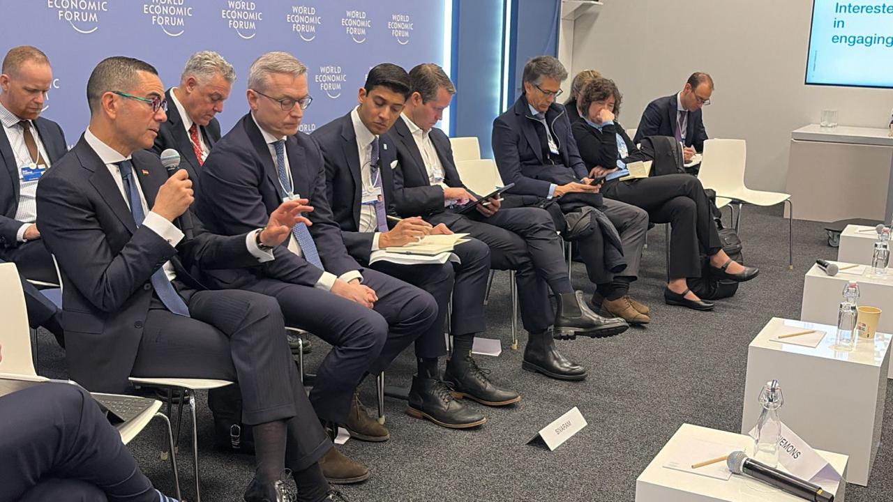 وزير الاستثمار يشارك في جلسة نقاشية حول البنية التحتية الذكية