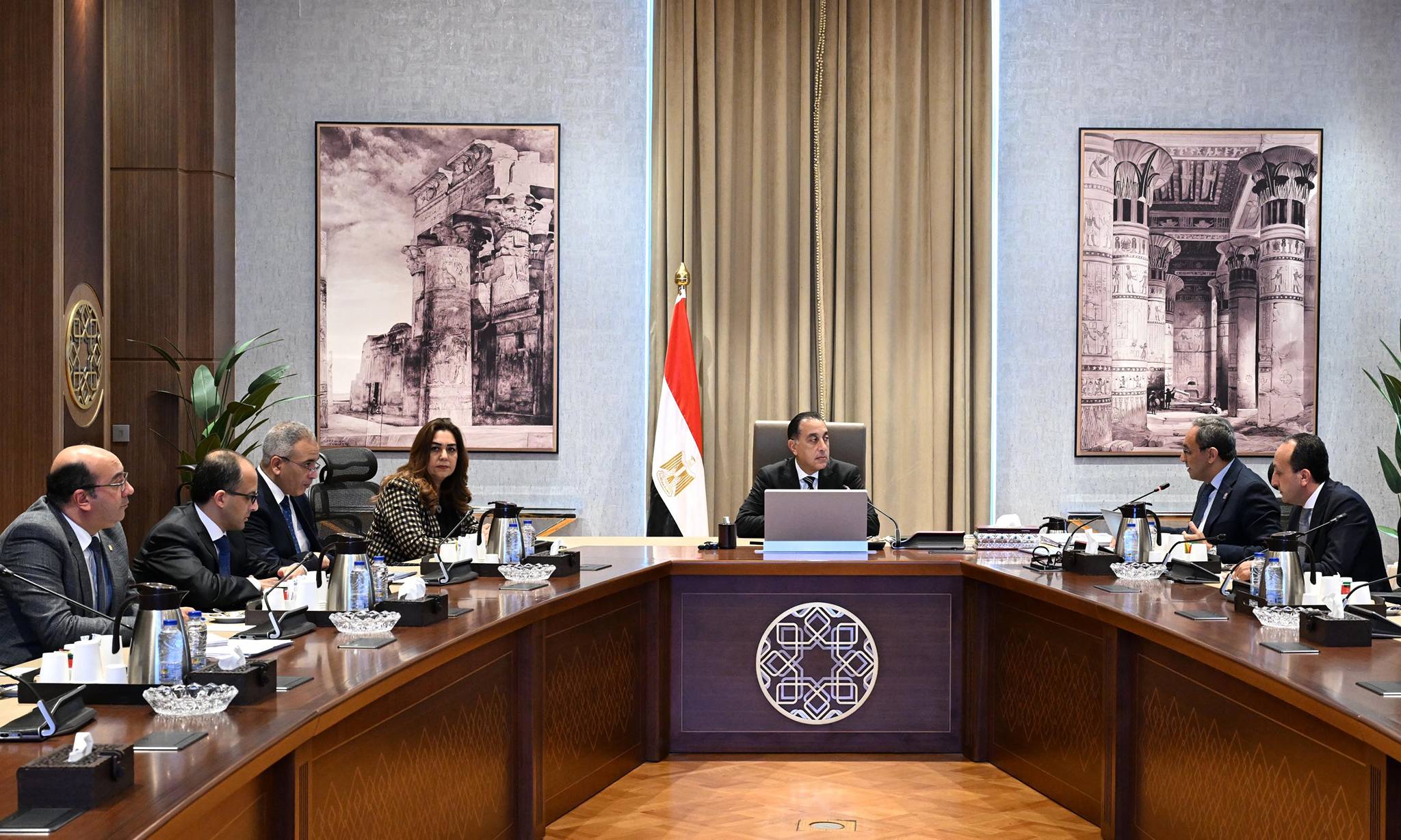 رئيس الوزراء يجتمع مع محافظ قنا