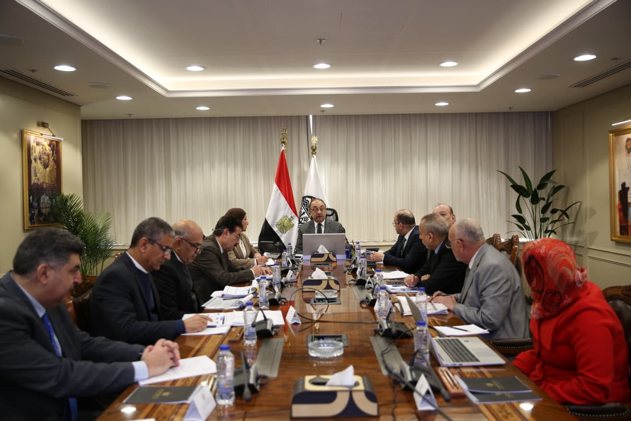 محمد شيمي يتابع تقدم معدلات الإنجاز لمشروعات شركات المقاولات