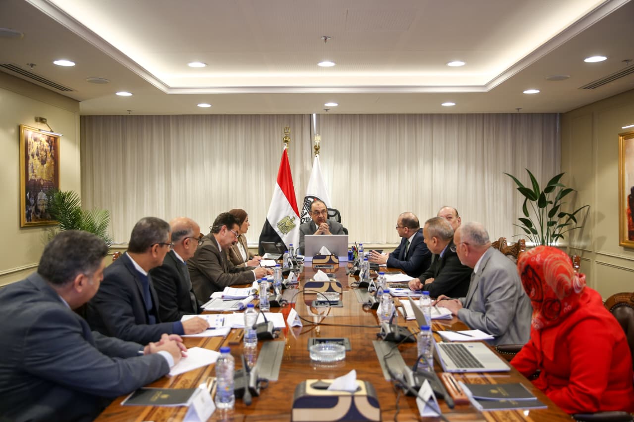 محمد شيمي يتابع تقدم معدلات الإنجاز لمشروعات شركات المقاولات