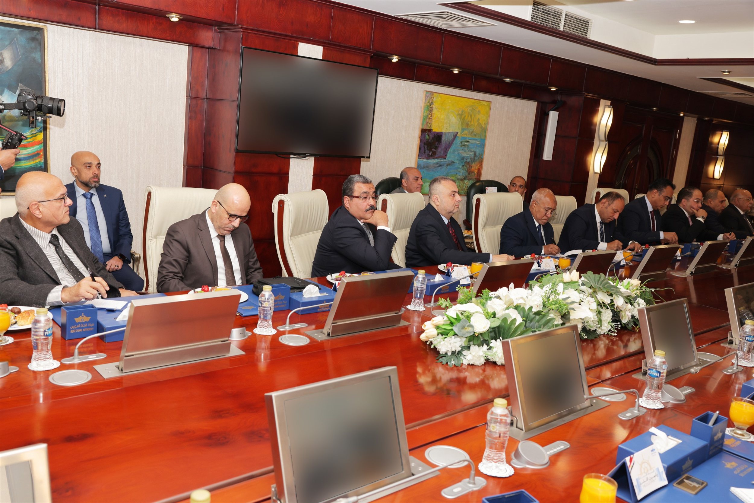 رئيس هيئة قناة السويس يجتمع مع ممثلي 20 جهة من الخطوط والتوكيلات الملاحية