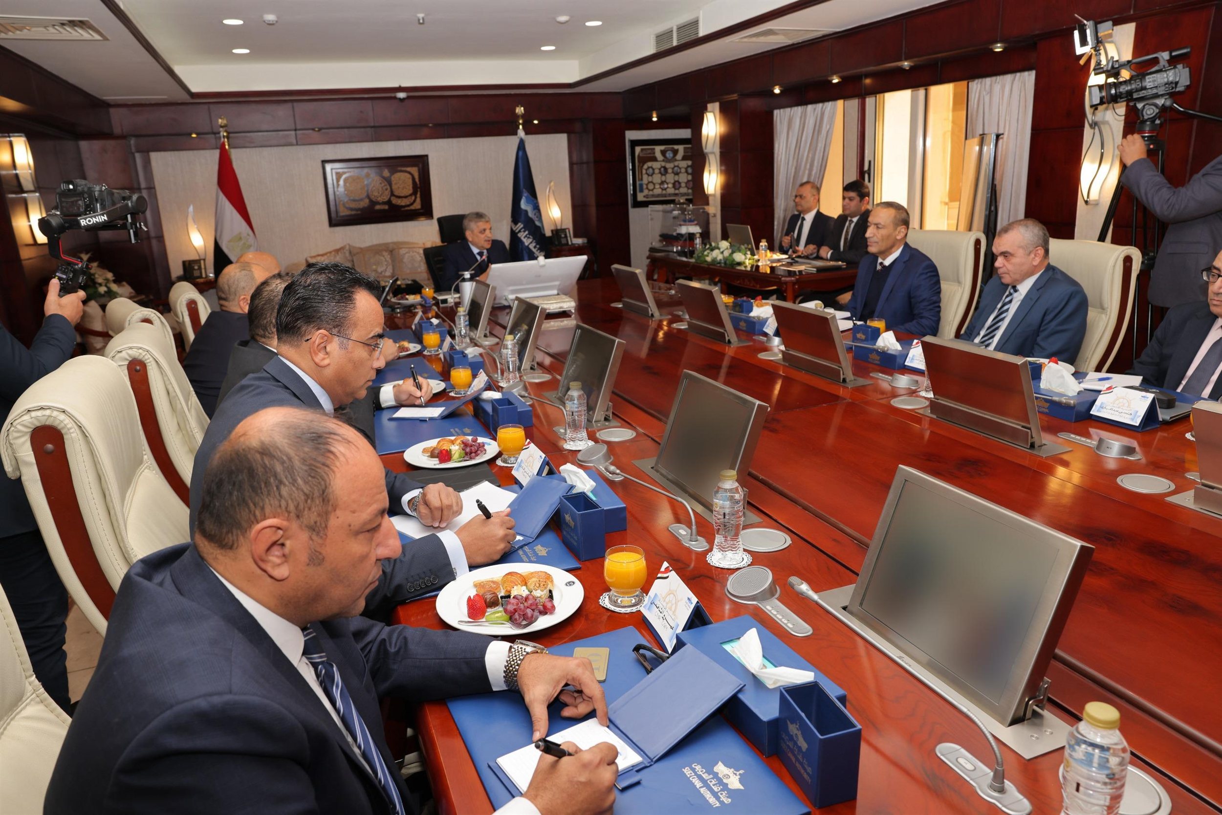 رئيس هيئة قناة السويس يجتمع مع ممثلي 20 جهة من الخطوط والتوكيلات الملاحية