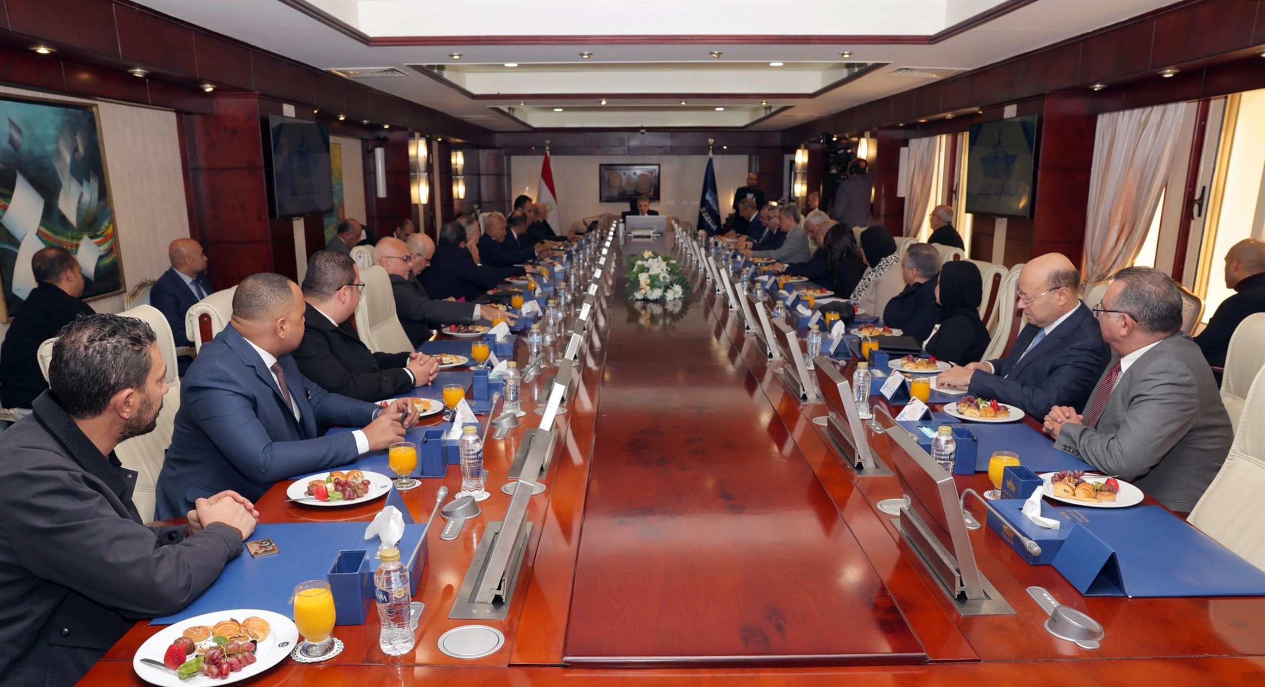 رئيس هيئة قناة السويس يجتمع مع ممثلي 20 جهة من الخطوط والتوكيلات الملاحية