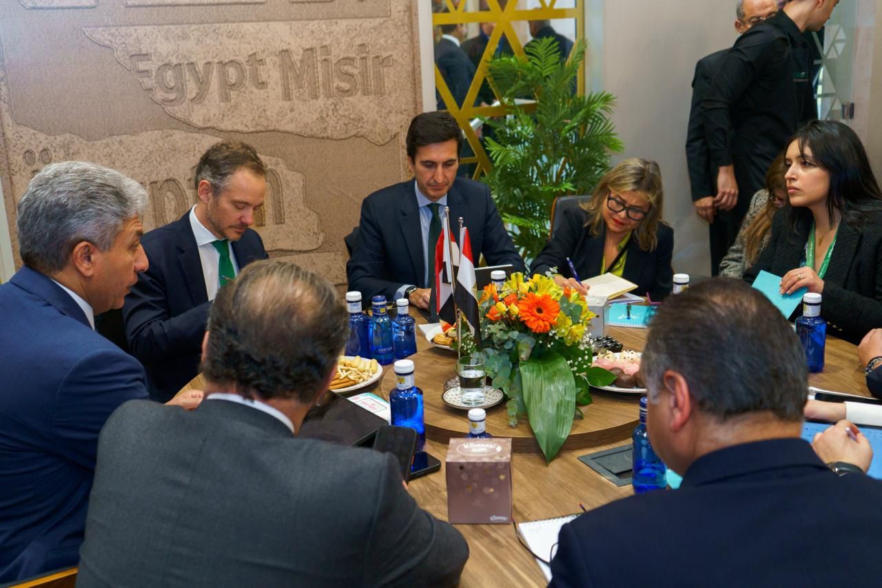 وزير السياحة يلتقي بعدد من منظمي الرحلات الإسبان