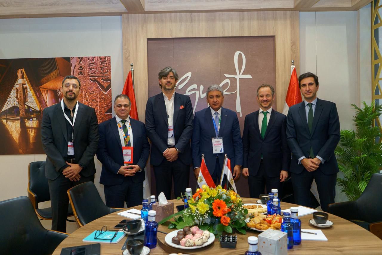 وزير السياحة يلتقي بعدد من منظمي الرحلات الإسبان