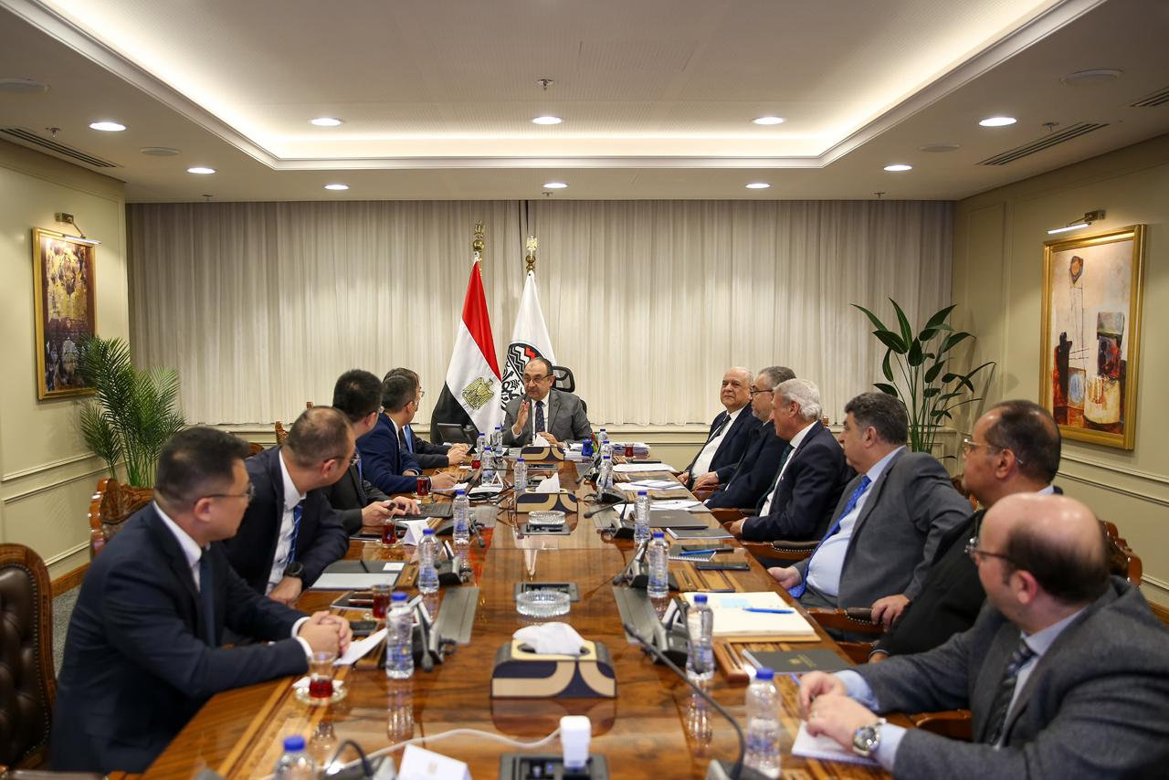 وزير قطاع الأعمال يستقبل وفد من مجموعة شاندونج الصينية