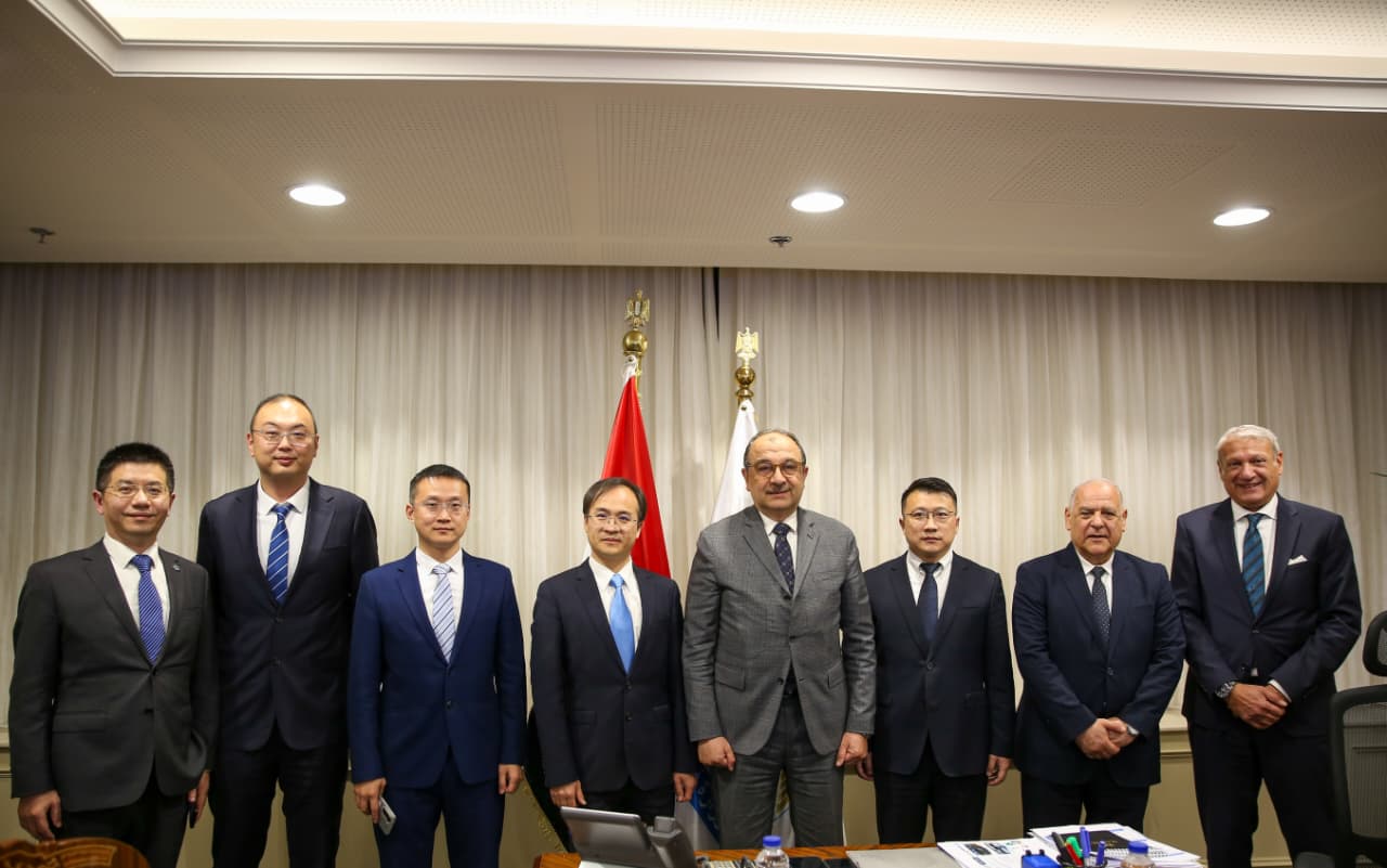 وزير قطاع الأعمال يستقبل وفد من مجموعة شاندونج الصينية