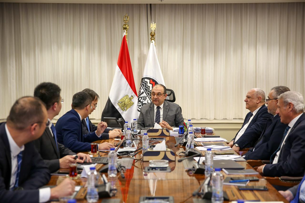 وزير قطاع الأعمال يستقبل وفد من مجموعة شاندونج الصينية