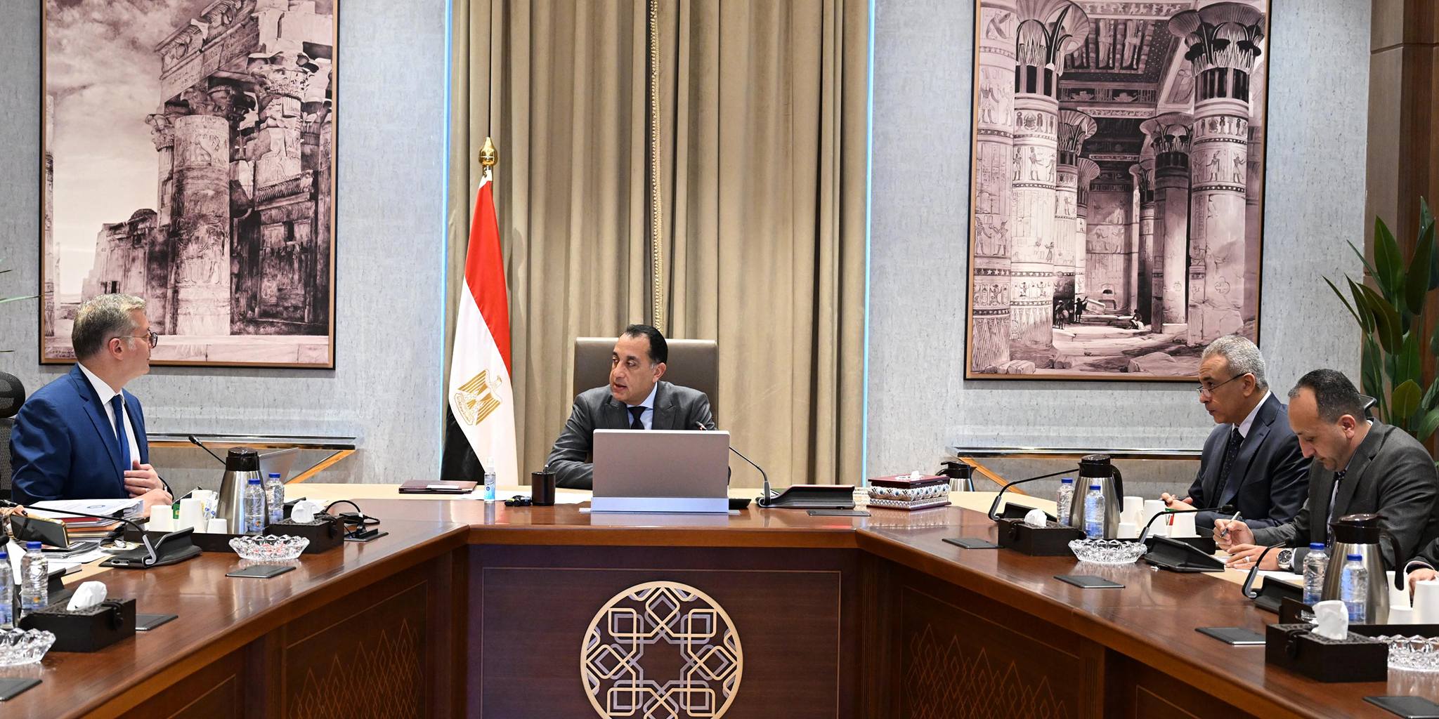 رئيس الوزراء يجتمع مع وزير البترول