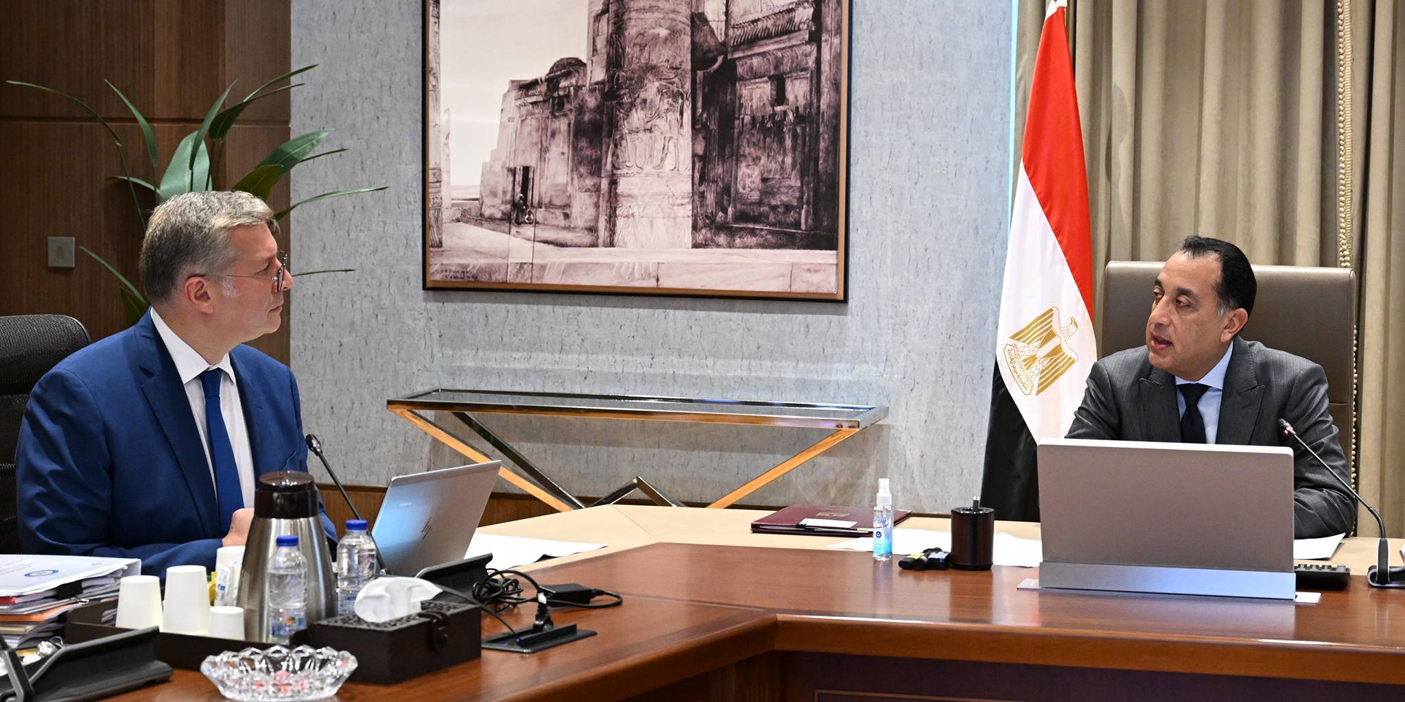 رئيس الوزراء يجتمع مع وزير البترول