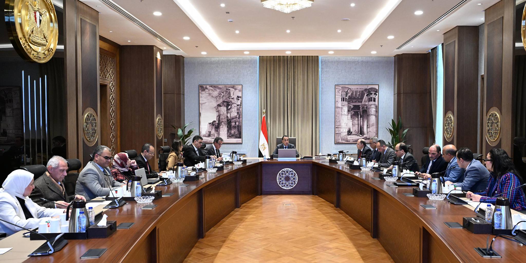 رئيس الوزراء يجتمع مع وزير الصحة والسكان