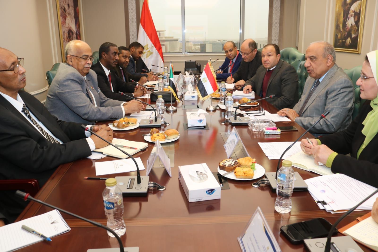 وزير الكهرباء يجتمع مع وزير النفط والطاقة السوداني