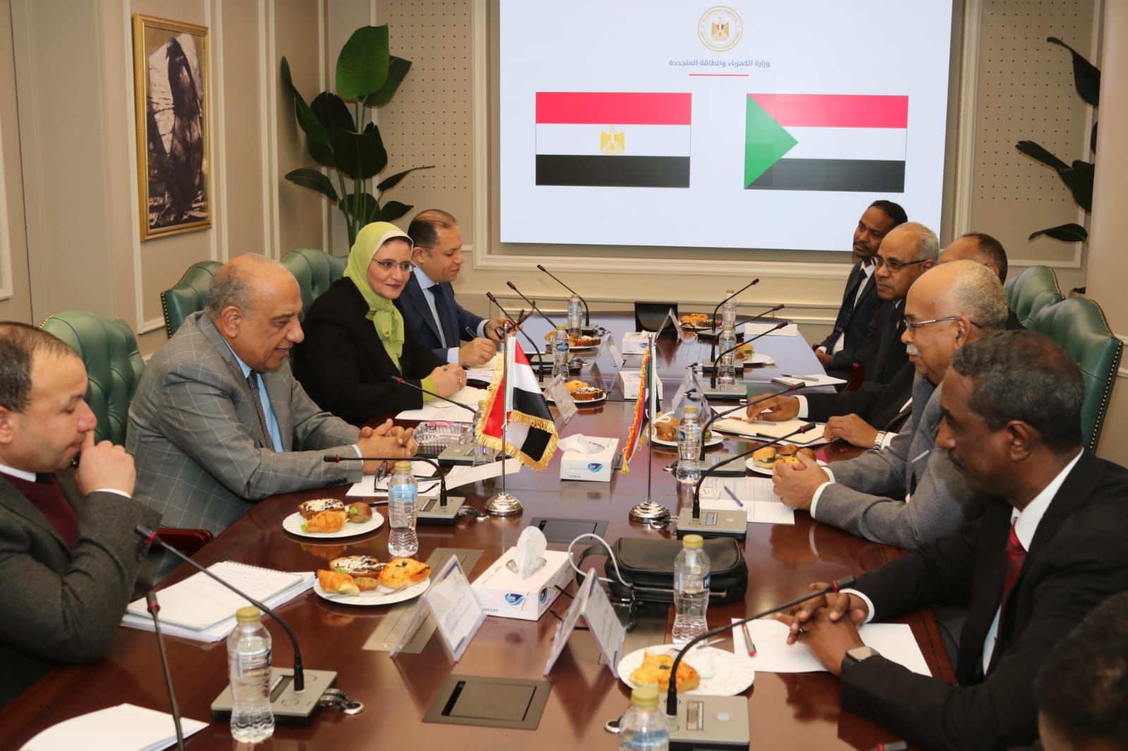 وزير الكهرباء يجتمع مع وزير النفط والطاقة السوداني