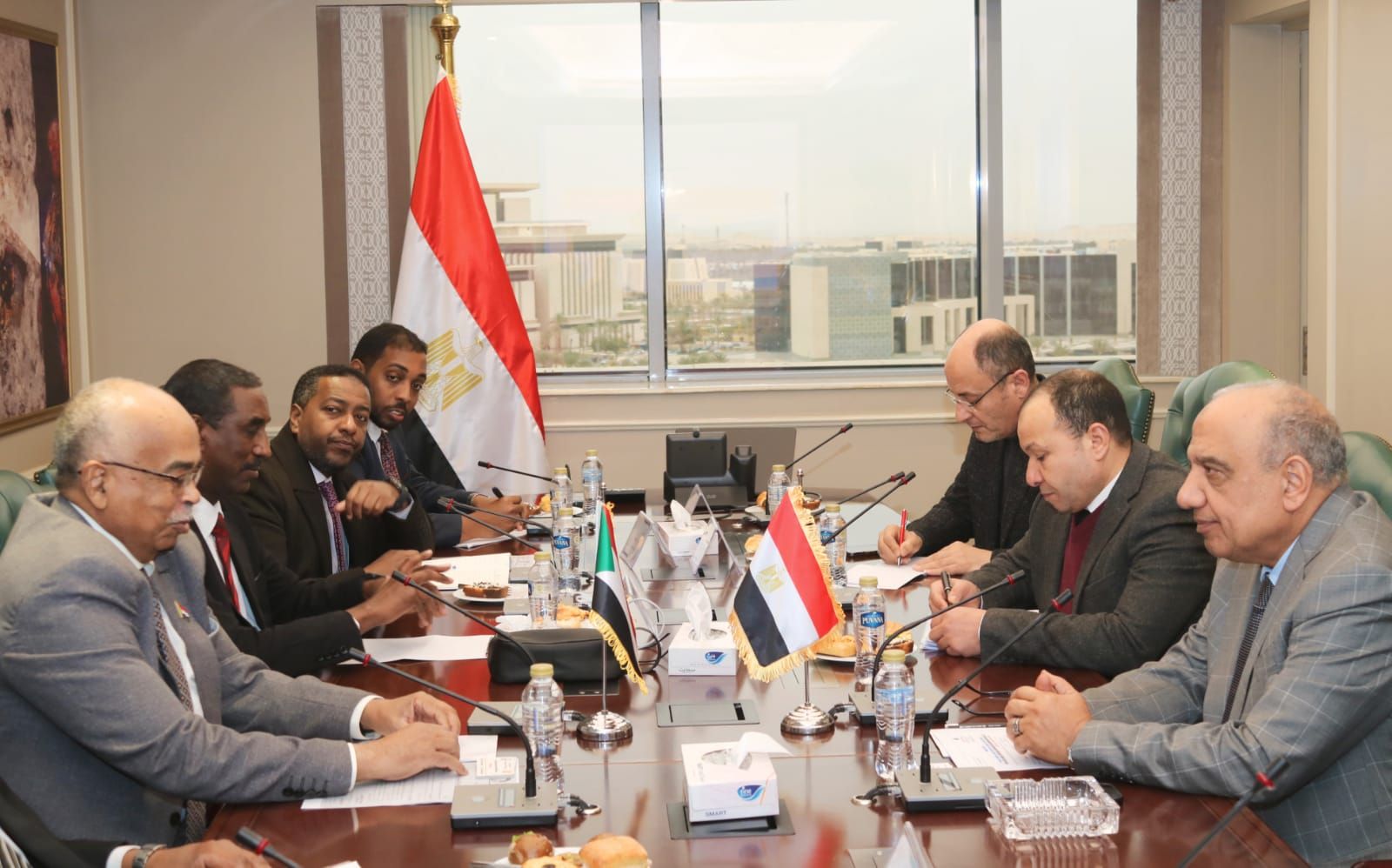 وزير الكهرباء يجتمع مع وزير النفط والطاقة السوداني