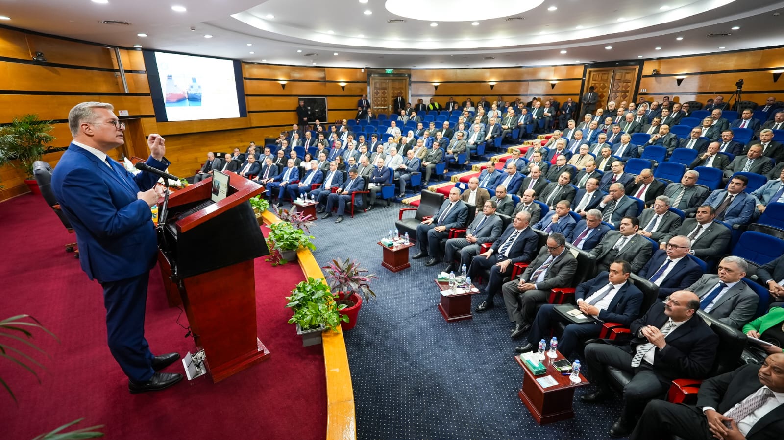 لقاء وزير البترول مع قيادات قطاع البترول والتعدين