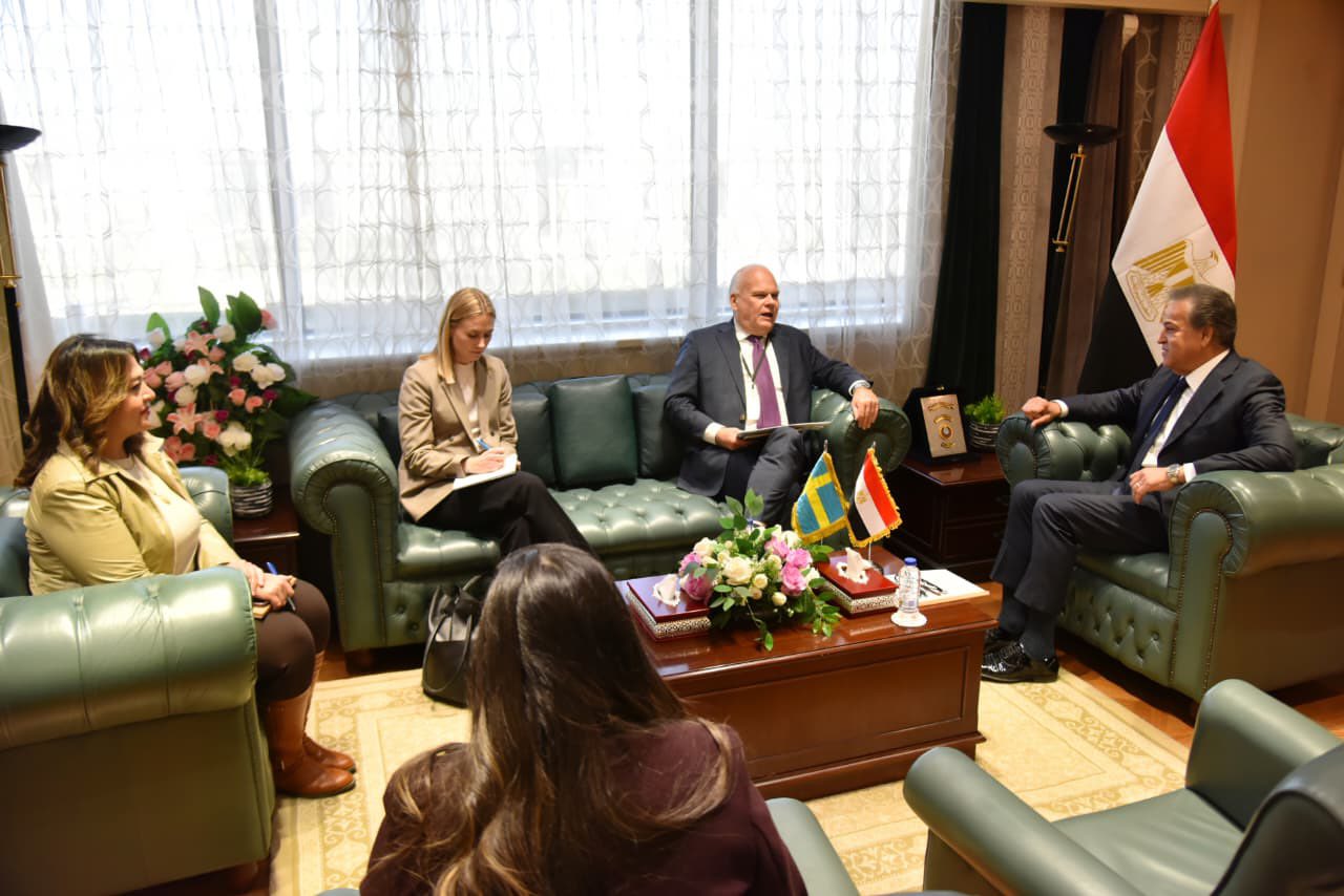 وزير الصحة يستقبل سفير دولة السويد