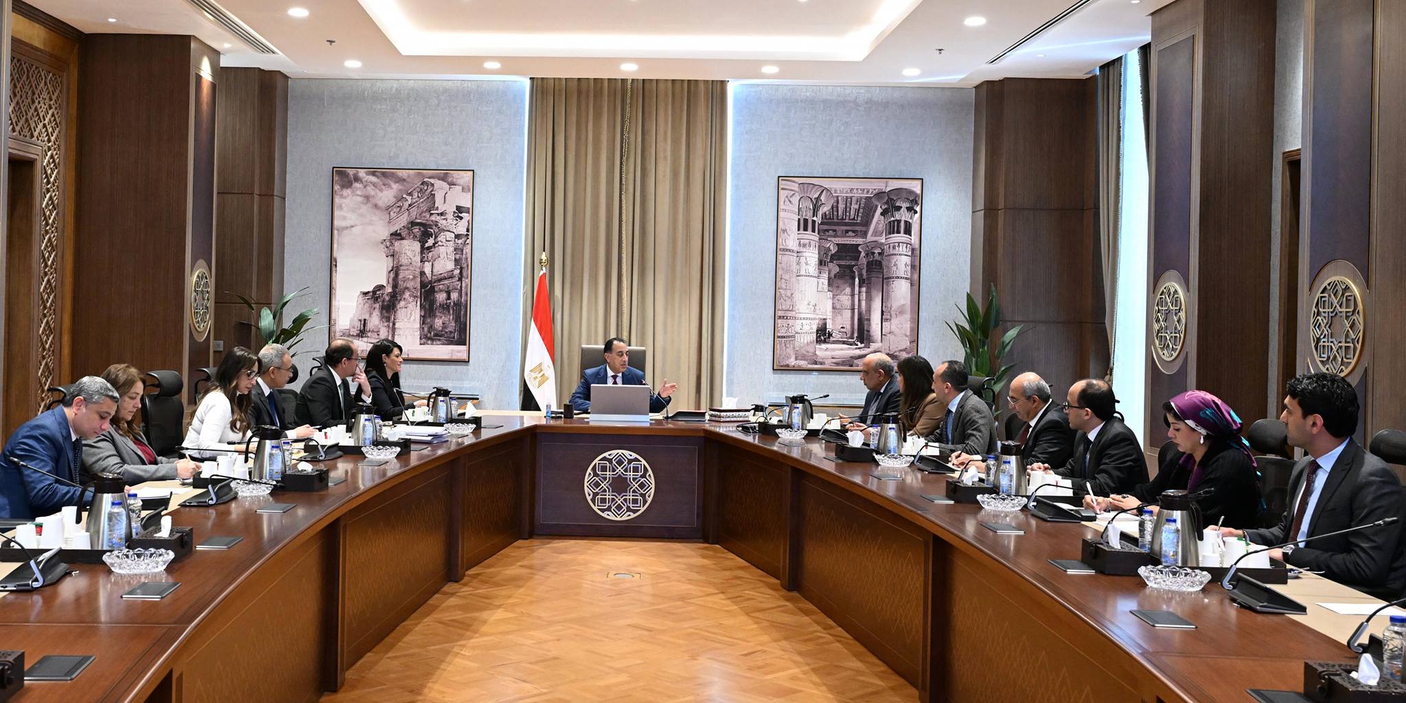 مدبولي يستعرض مستجدات حل مشكلة مديونيات الكهرباء