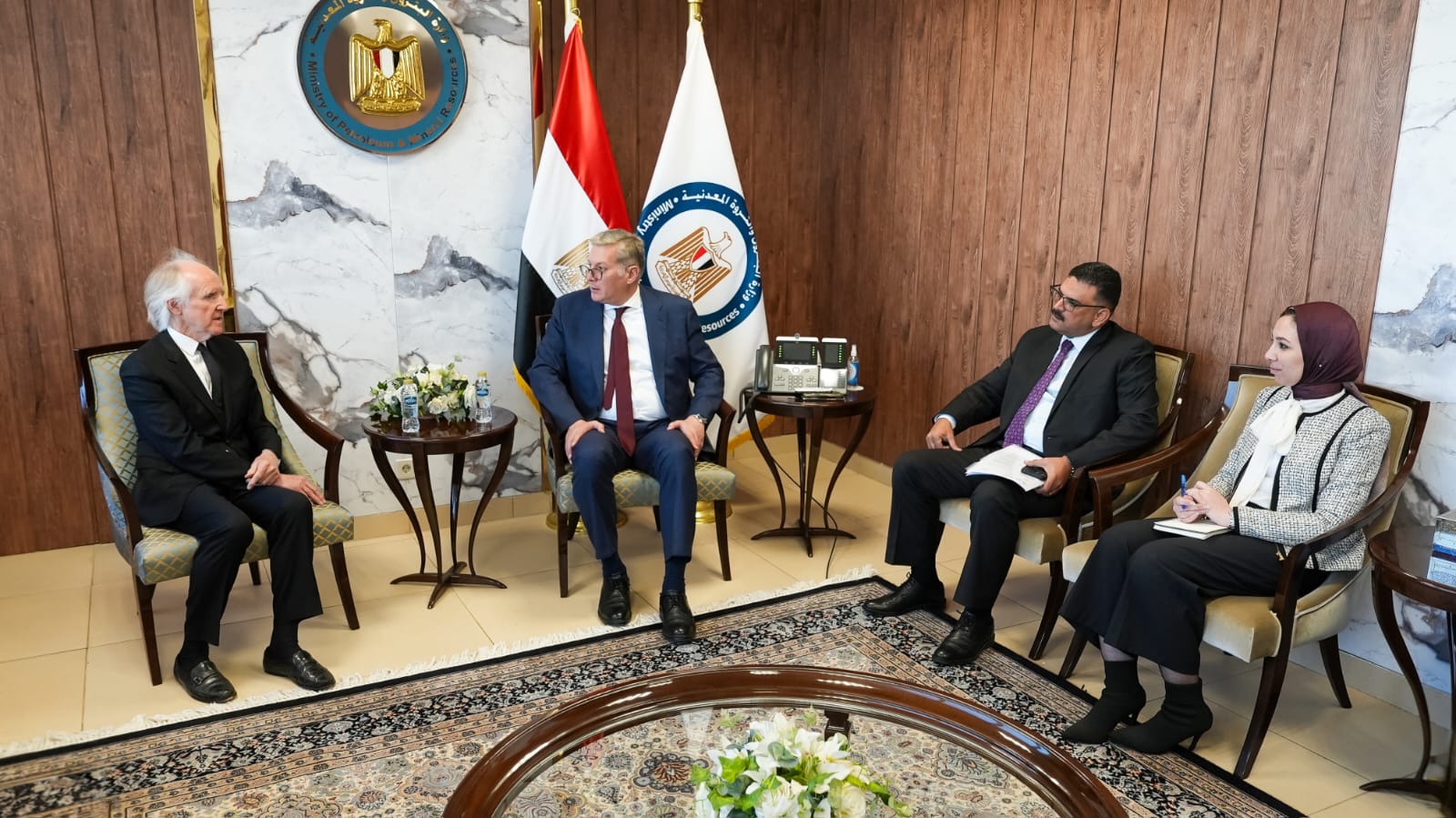 وزير البترول يلتقي وفداً من مجموعة هانتر آند كو الأسترالية