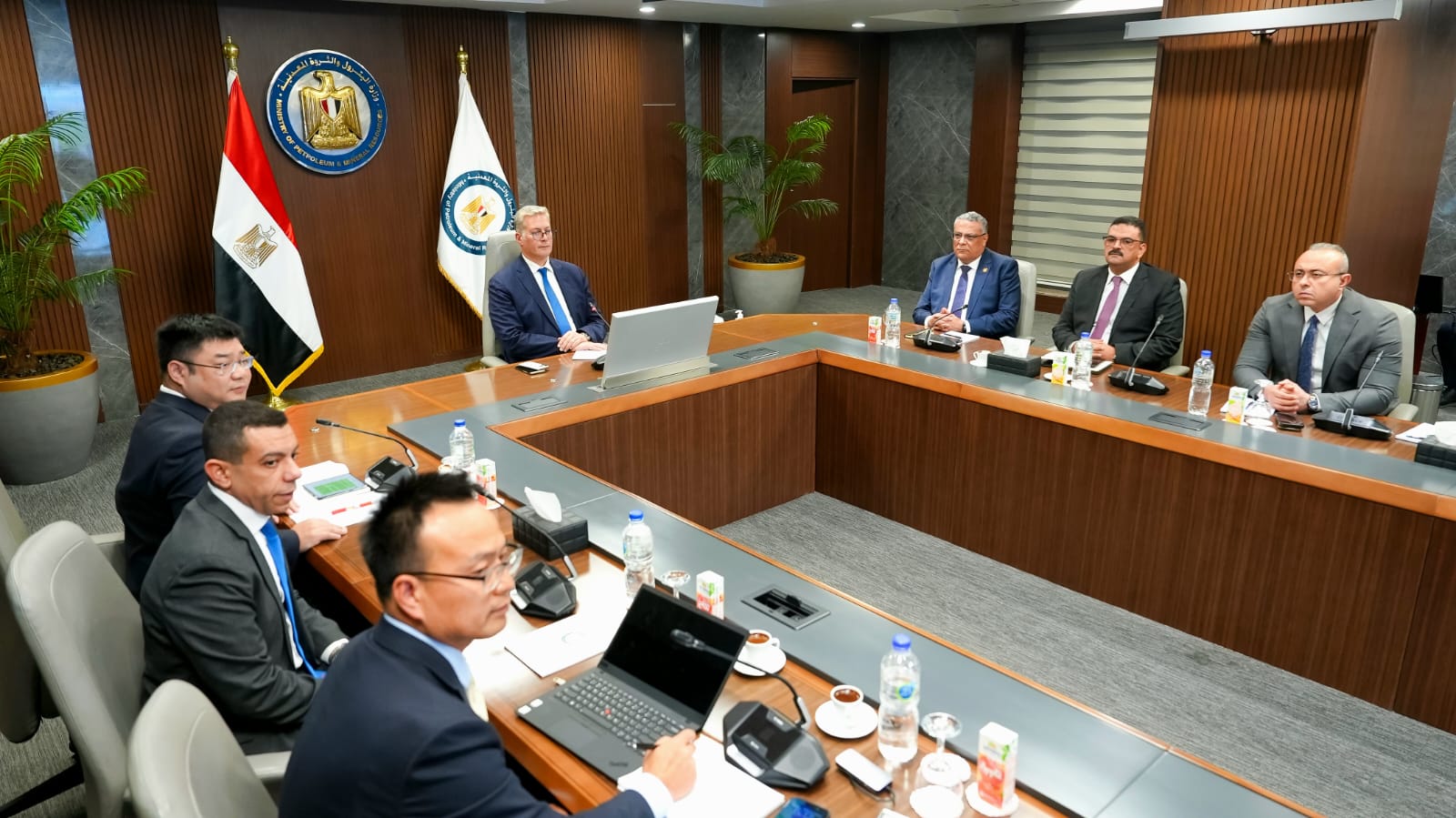وزير البترول يجتمع مع وفد مجموعة شينج فا الصينية