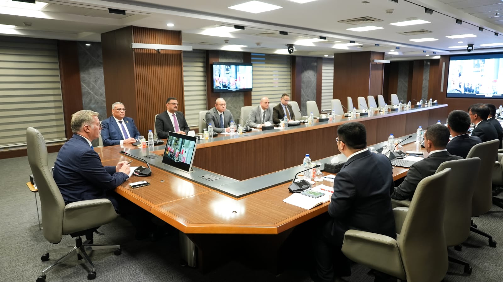 وزير البترول يجتمع مع وفد مجموعة شينج فا الصينية