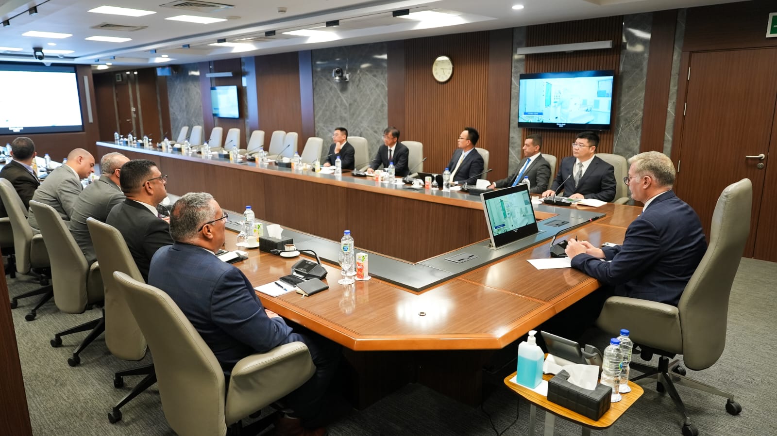 وزير البترول يجتمع مع وفد مجموعة شينج فا الصينية