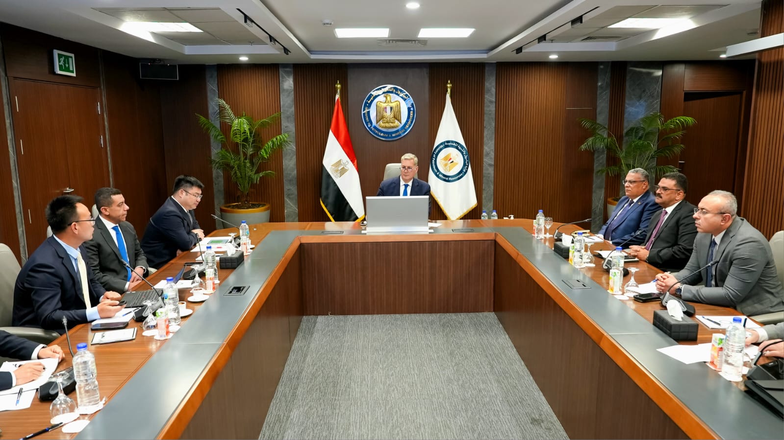 وزير البترول يجتمع مع وفد مجموعة شينج فا الصينية