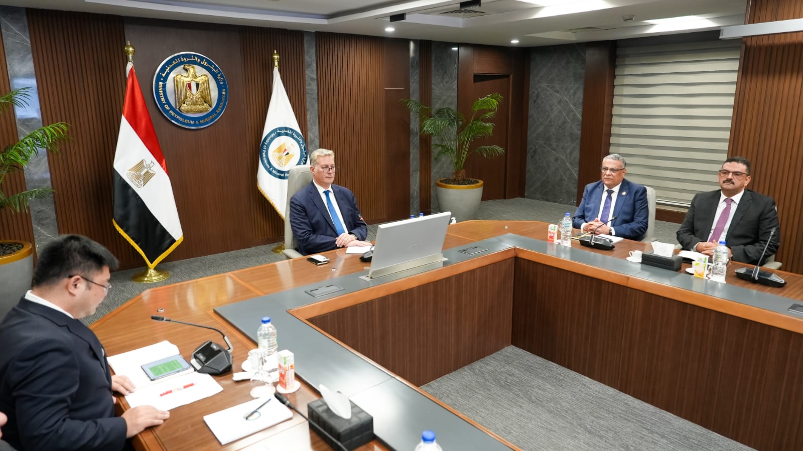 وزير البترول يجتمع مع وفد مجموعة شينج فا الصينية