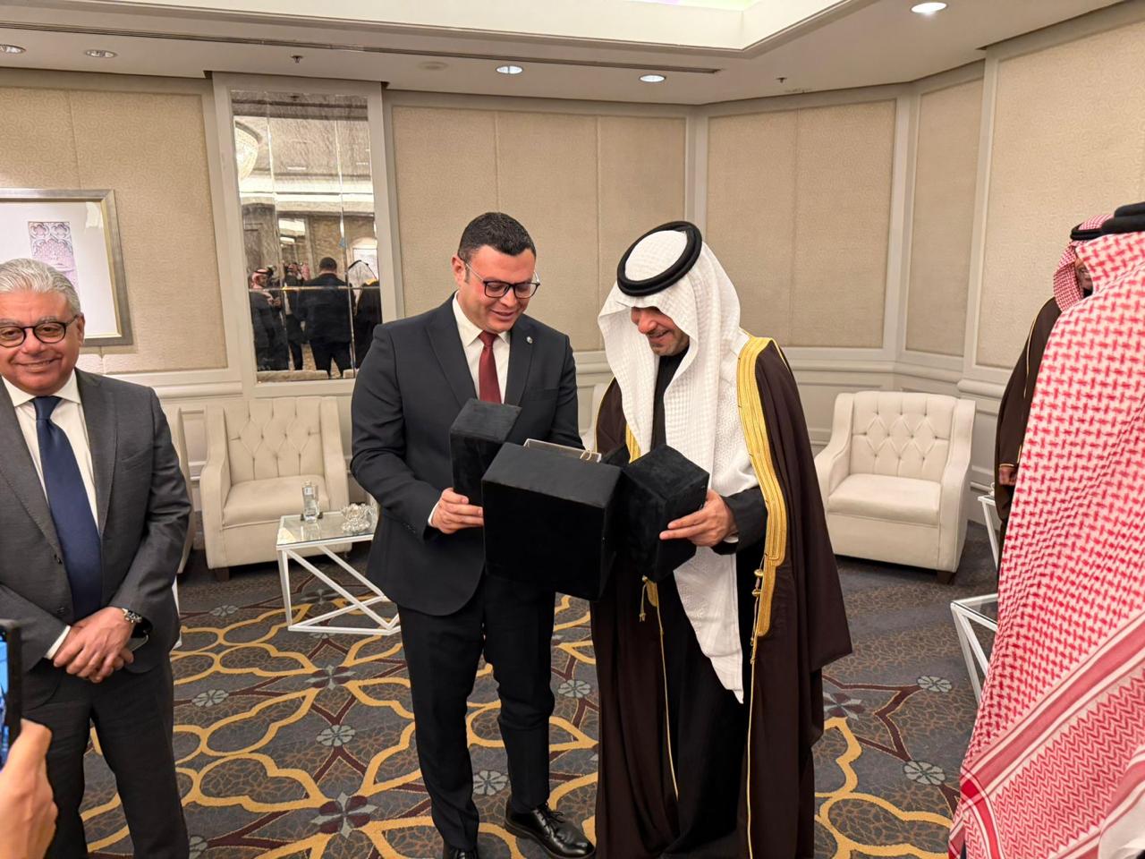 وزير الإسكان يلتقي وزير البلديات والإسكان السعودي