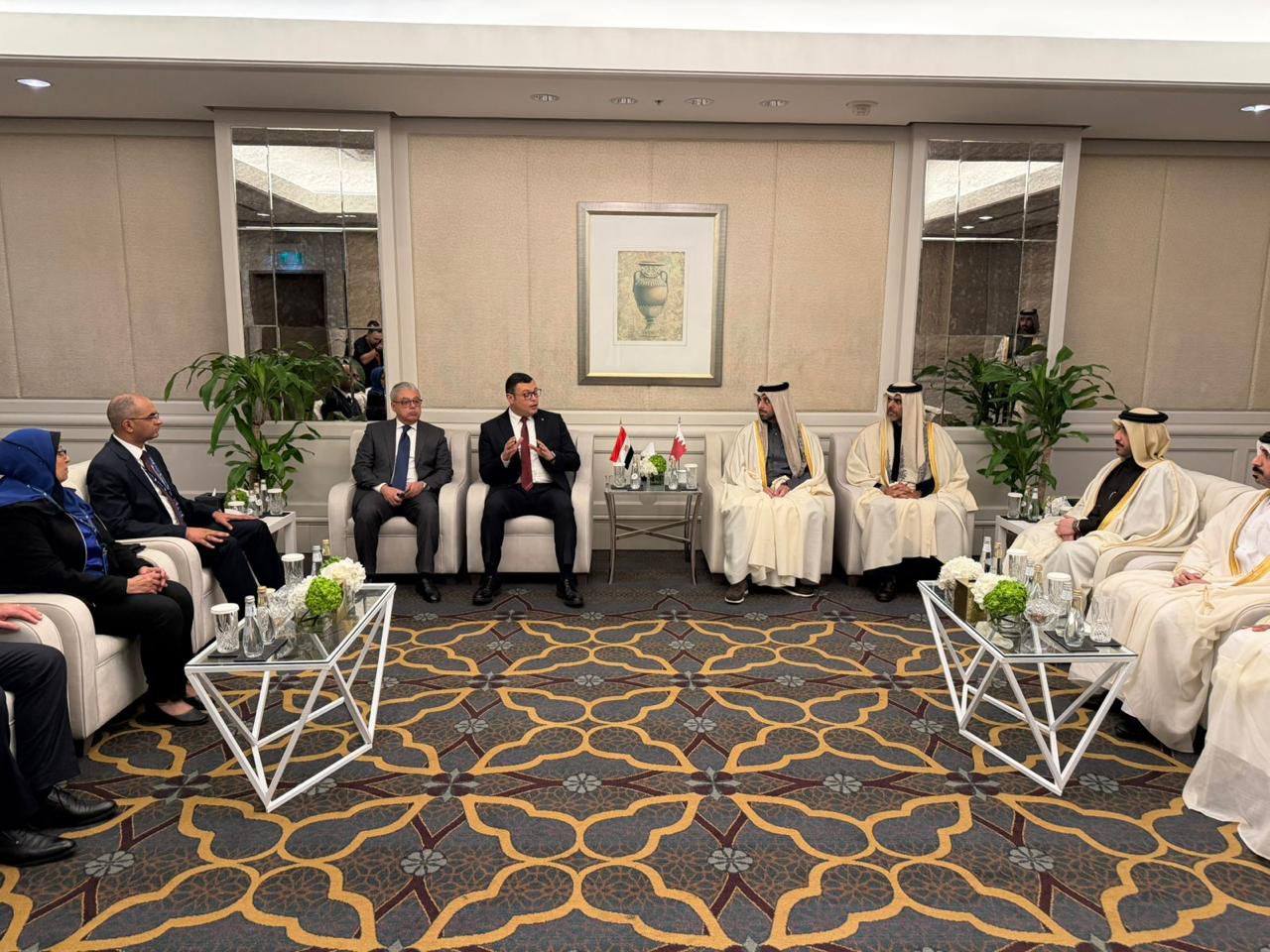 وزير الإسكان يعقد لقاء ثنائي مع وزير البلدية القطري