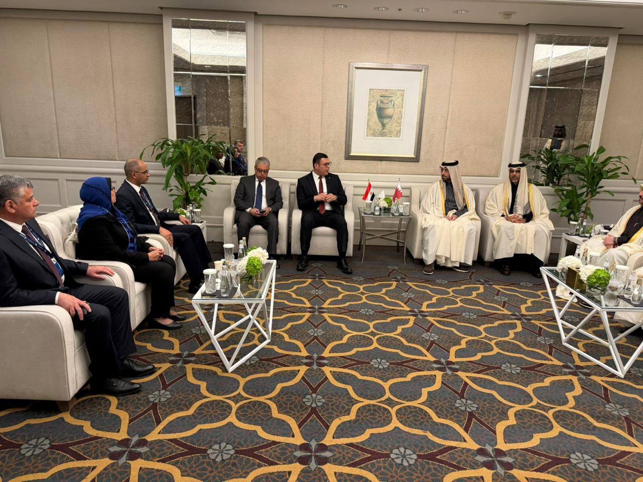 وزير الإسكان يعقد لقاء ثنائي مع وزير البلدية القطري