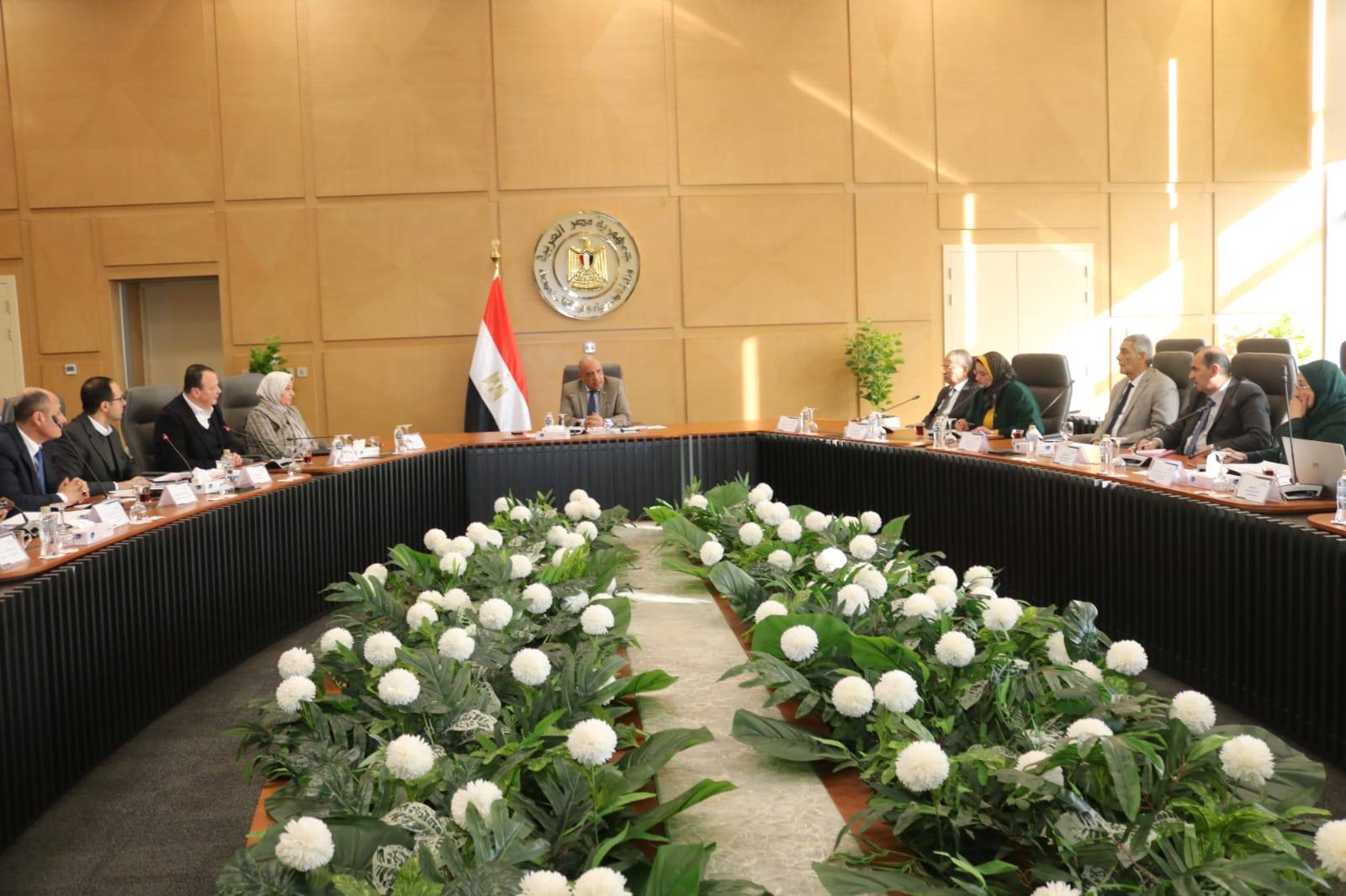 وزير الكهرباء يجتمع باللجنة الاستراتيجية للكهرباء