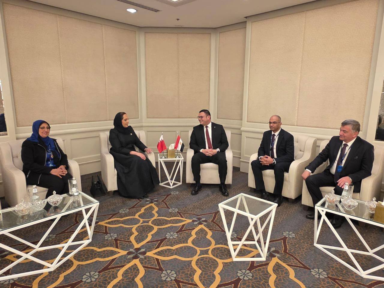 وزير الإسكان مع وزيرة الإسكان والتخطيط العمراني بالبحرين