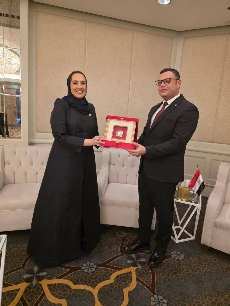 وزير الإسكان مع وزيرة الإسكان والتخطيط العمراني بالبحرين