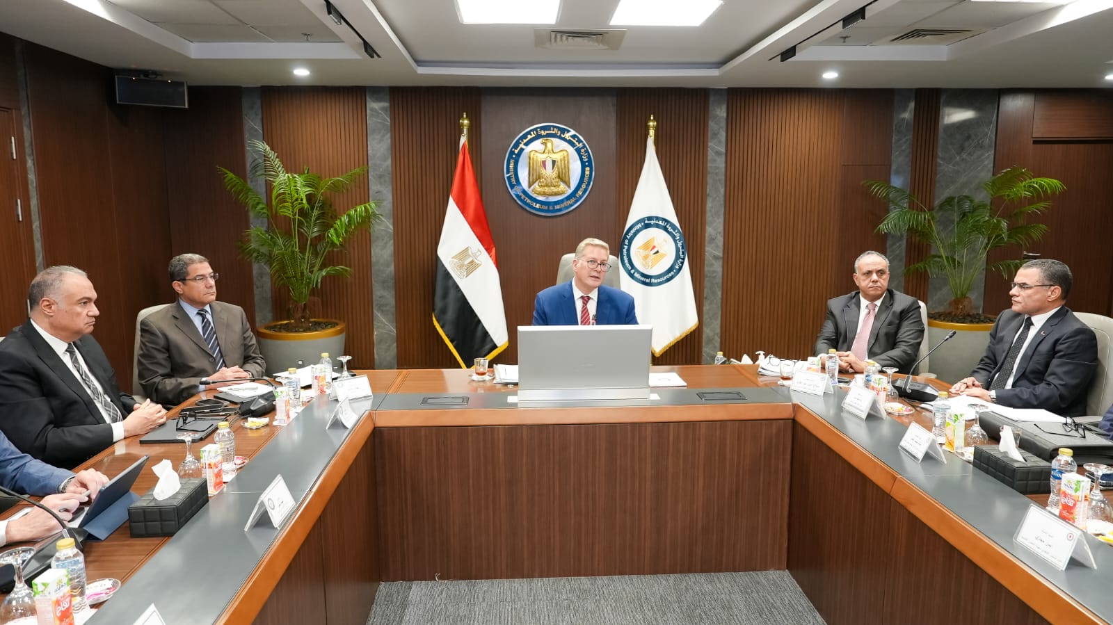 وزير البترول يعتمد الموازنات الاستثمارية لشركتي السويس والنصر للبترول