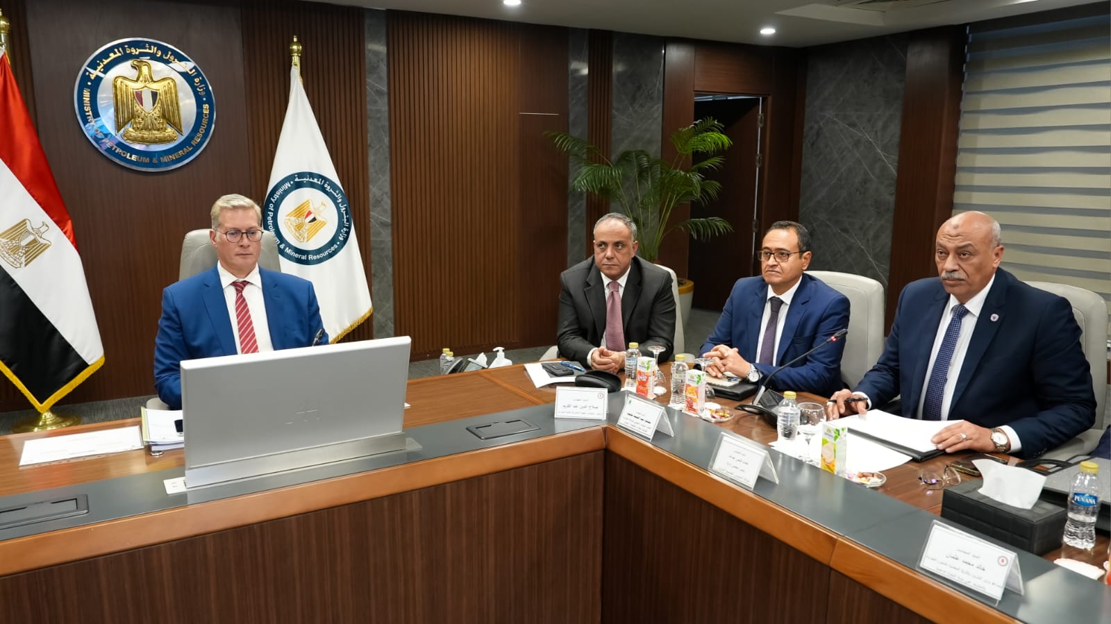 وزير البترول يعتمد الموازنات الاستثمارية لشركتي السويس والنصر للبترول