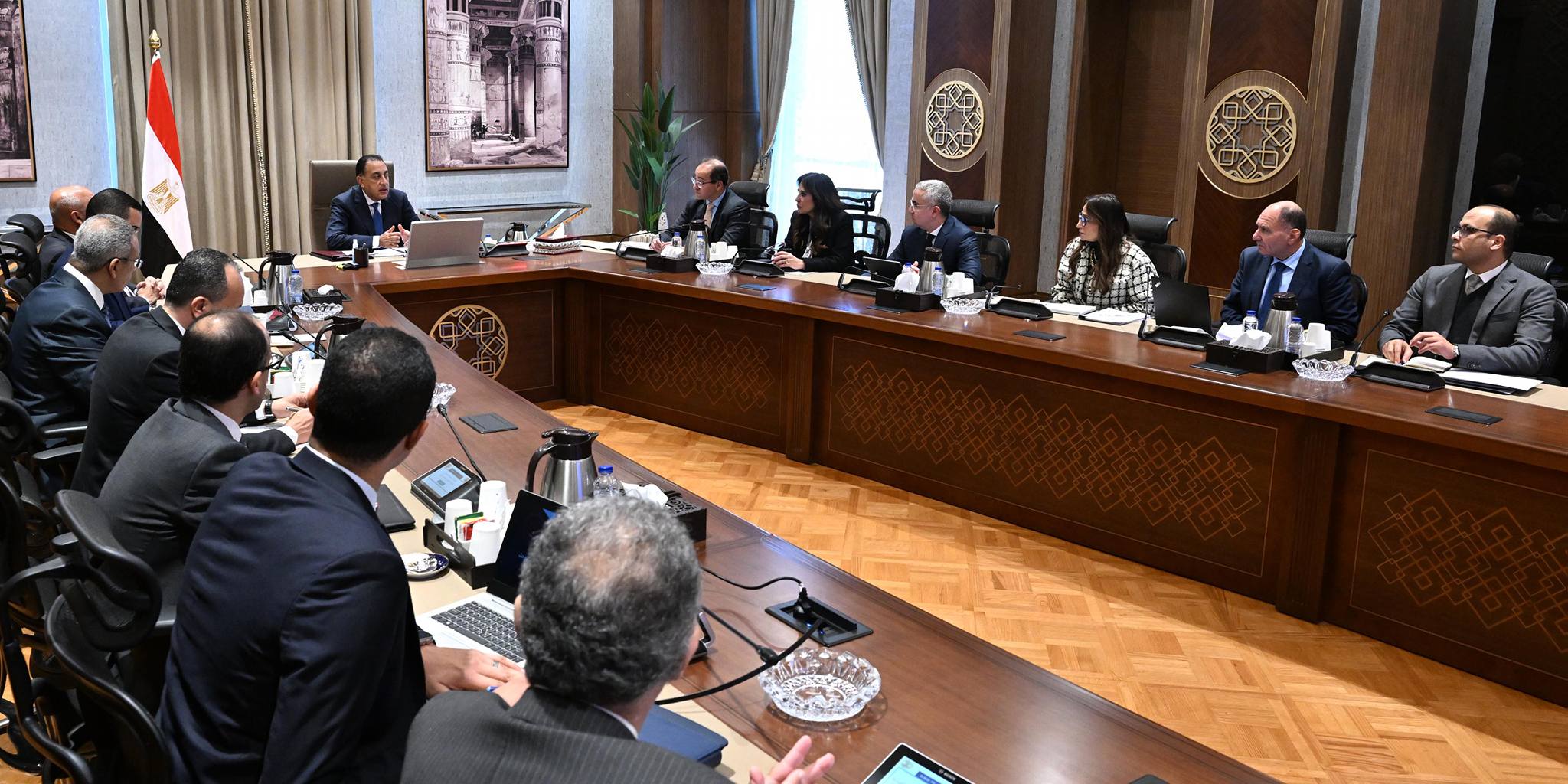 مدبولي يعقد اجتماعاً لبحث فرص توطين صناعة السيارات